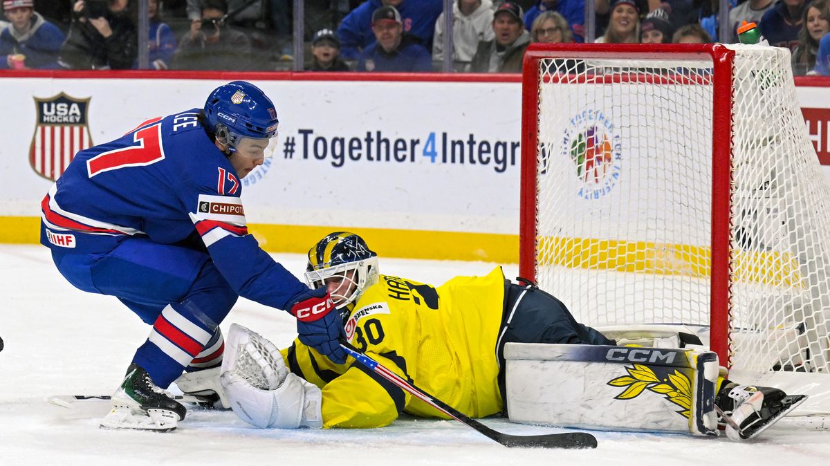Hokejová rarita. Švédský gólman byl vyloučen za filmování, řešila se i další kontroverze